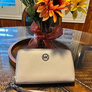 Light grey wallet wristlet